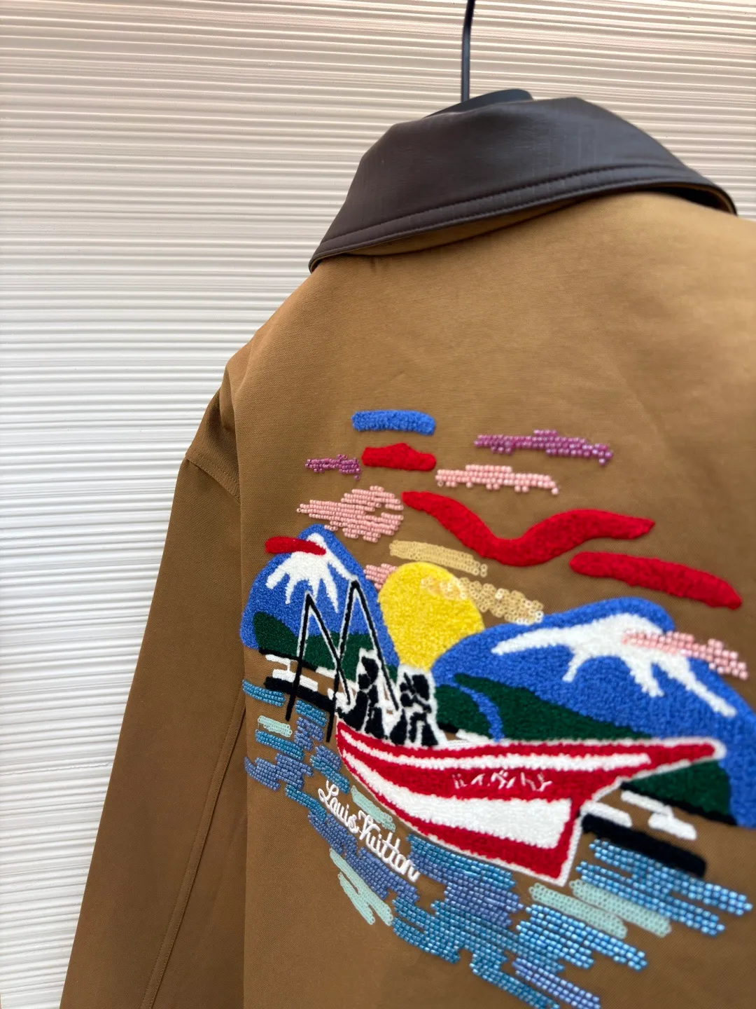 LOUIS VUITTON koi jacquard lapel jacket ●Original version: purchased and developed for 106000 ●Item number: 1681205-C15 ●Fabric: high-quality cotton fabric ●Technology: jacquard production ●Color: brown ●Version: fitted version ●Weight: about 980 grams ●Size: S-M-L-XL ●Description: Made of high-quality cotton fabric, crisp and textured. The leather splicing part of the collar has been carefully tanned and polished to make it soft and glossy. The splicing with the cotton fabric adopts seamless lamination technology; the pattern embroidery adopts multi-color three-dimensional embroidery technology, and different colors of silk threads are layered for embroidery, so that the pattern presents a rich three-dimensional sense and color levels. , the stitching is fine and even, the pattern details are clear and vivid, as if giving the pattern a sense of life; it is made of customized metal material, and has been polished, plated and other processes, the surface is smooth and textured, the stitching at the seams between the buttons and the body is firm, and the opening and closing is smooth, adding exquisite hardware embellishments to the overall shape. The overall wiring is straight and delicate, the fabric is comfortable and soft, and the color is consistent without color difference. It can be matched with the same style to create a fashionable look and control various occasions. Customized accessories, complete with three standards, same style for men and women!